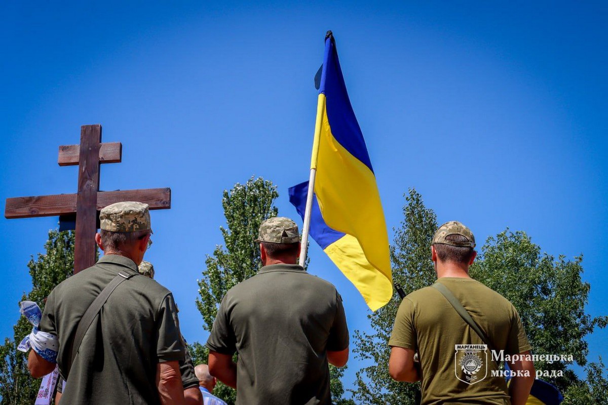 У Марганці сьогодні провели в останню путь Захисника: фото