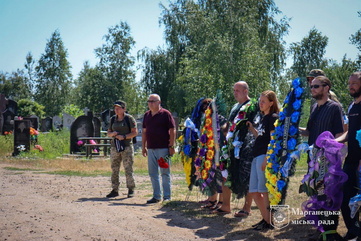 У Марганці сьогодні провели в останню путь Захисника: фото