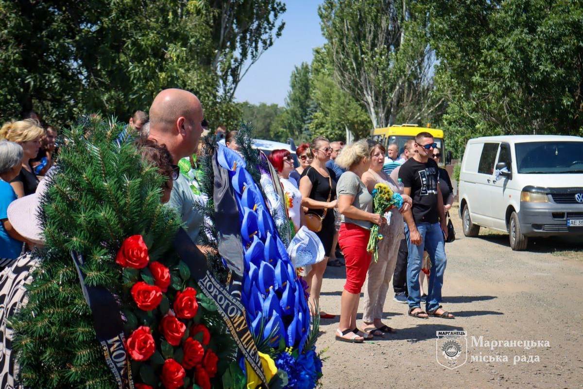 У Марганці сьогодні провели в останню путь Захисника: фото