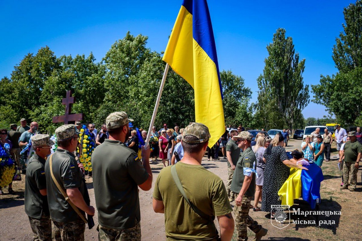 У Марганці сьогодні провели в останню путь Захисника: фото