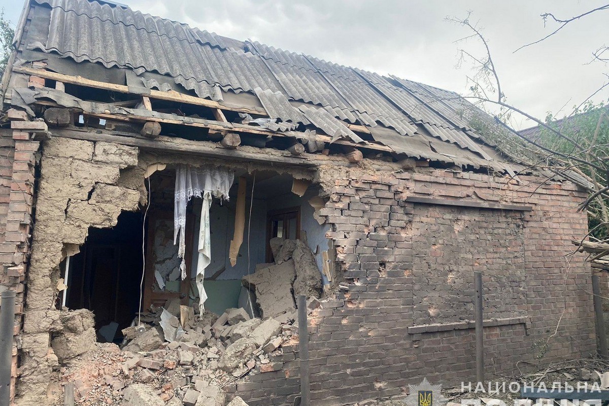 В будівлях вибило цегляні стіни: про наслідки обстрілів Нікополя і району розповіли у поліції