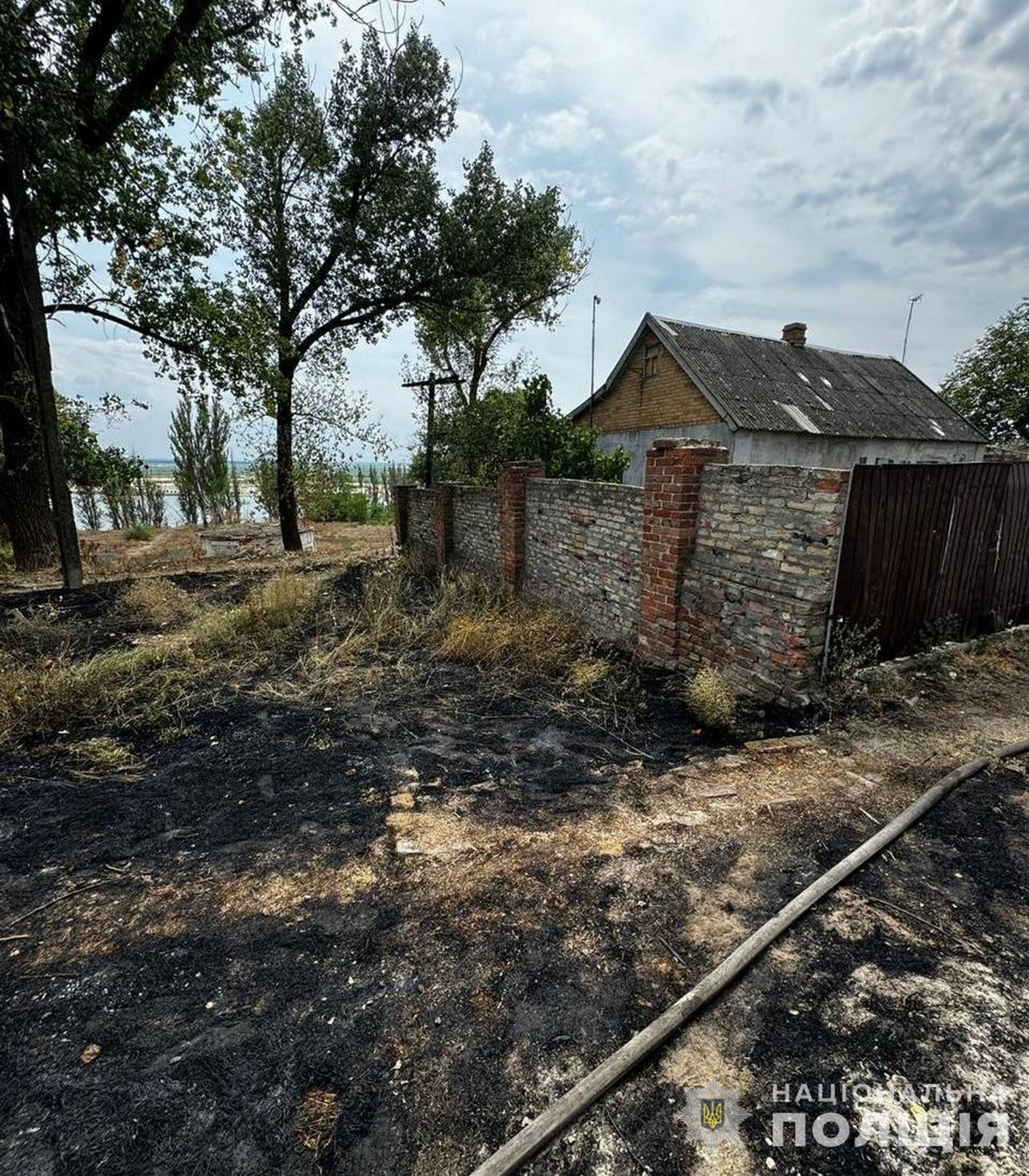 Ворожий дрон поцілив біля будинку і поранив 89-річну жінку: поліція про обстріли Нікопольщини