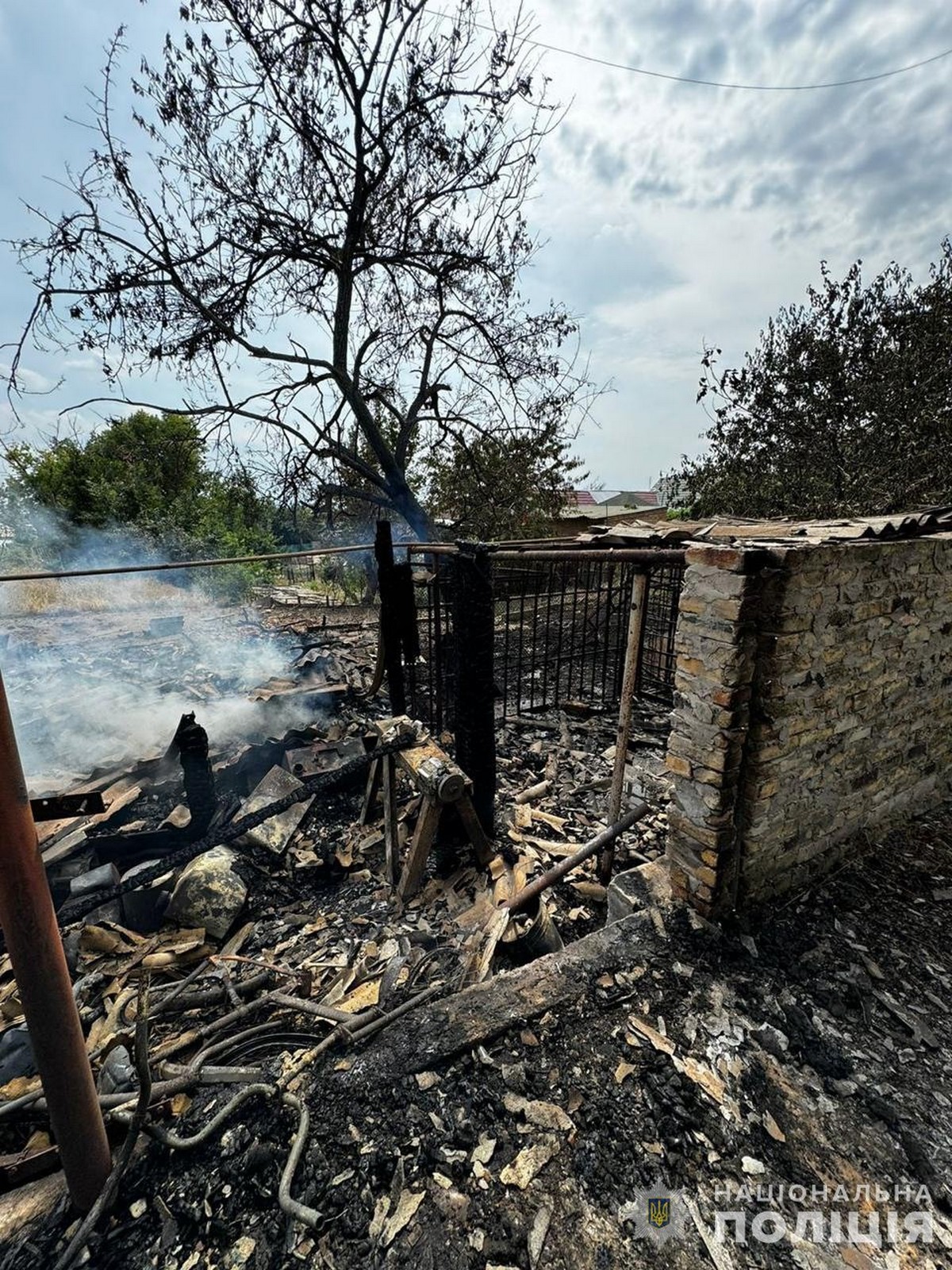 Ворожий дрон поцілив біля будинку і поранив 89-річну жінку: поліція про обстріли Нікопольщини