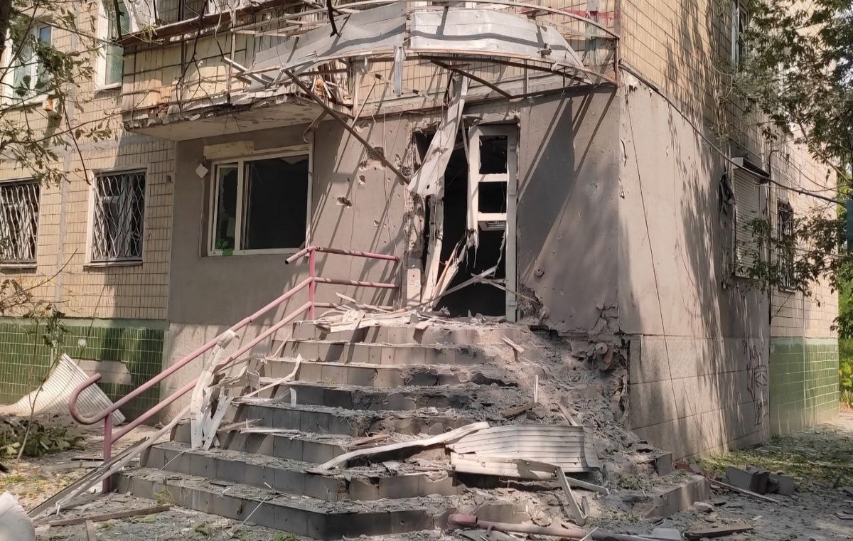 Понад 15 атак за день по району: у Нікополі багато руйнувань і поранені (фото)