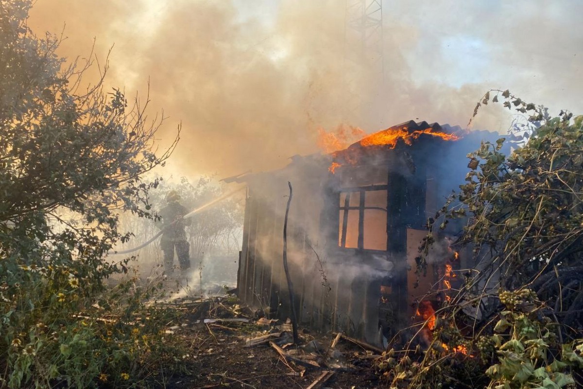 Ворог гатив по Нікополю і району весь день: багато руйнувань, сталися пожежі