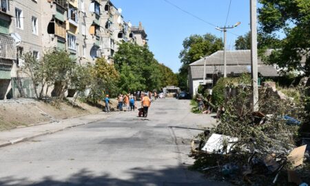 Сьогодні ворог знову обстріляв Нікополь: комунальники ліквідовують наслідки (фото)