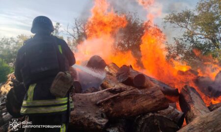 У Нікополі горіли дрова на території комунального підприємства і будинок внаслідок обстрілів