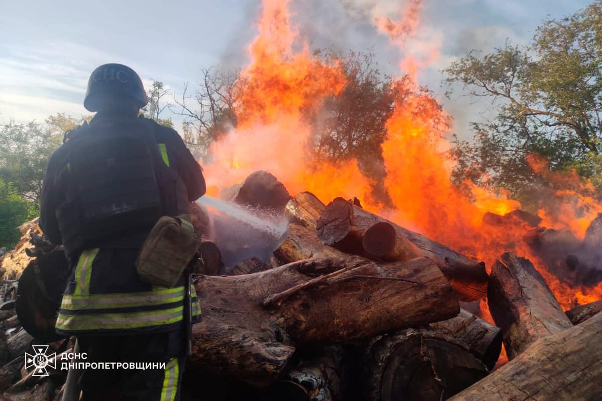 У Нікополі горіли дрова на території комунального підприємства і будинок внаслідок обстрілів