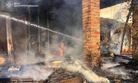 У Нікополі сьогодні сталися пожежі внаслідок ворожих обстрілів (фото, відео)