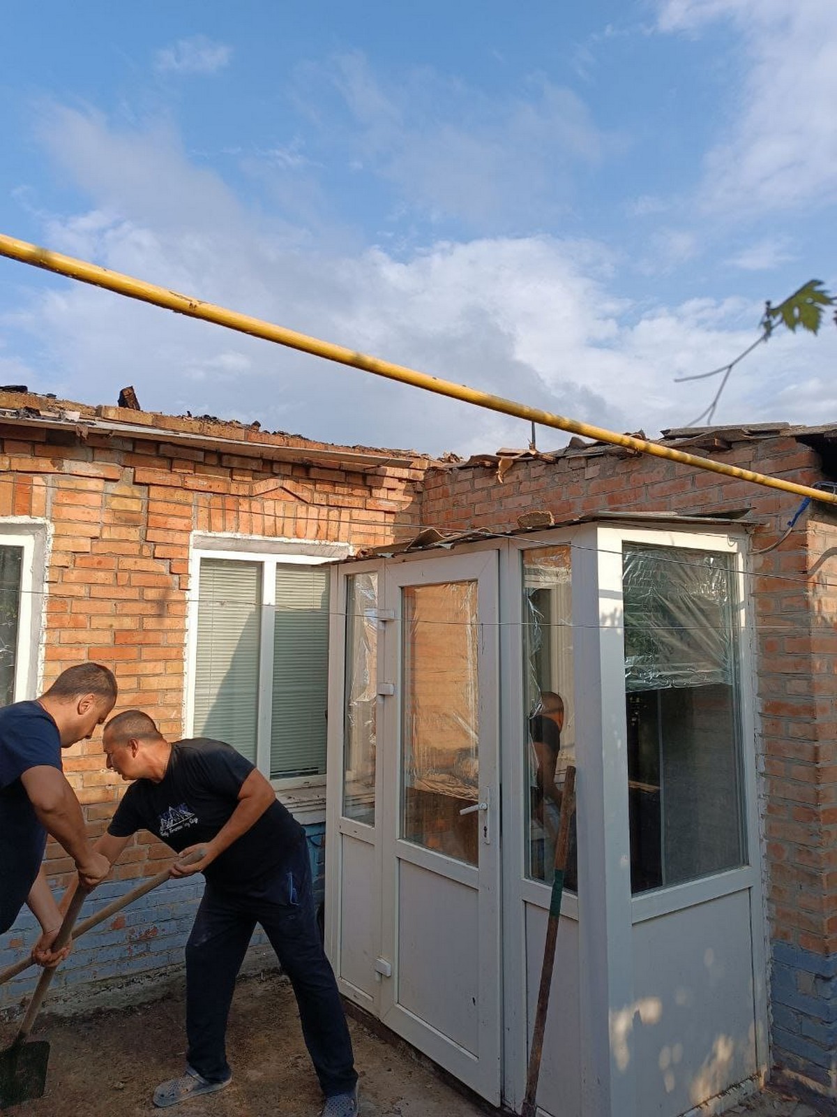 На Нікопольщині родина залишилася без даху над головою через обстріл: фото