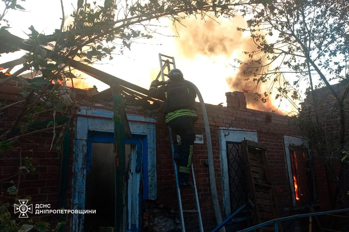 У Нікополі горіли дрова на території комунального підприємства і будинок внаслідок обстрілів