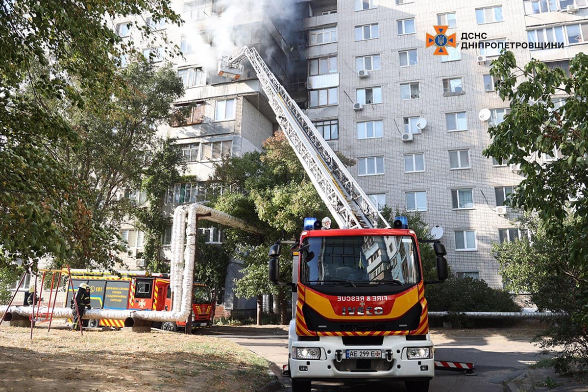 У Дніпрі сталася масштабна пожежа в багатоповерхівці: палали балкони з 5 по 9 поверх (фото, відео)