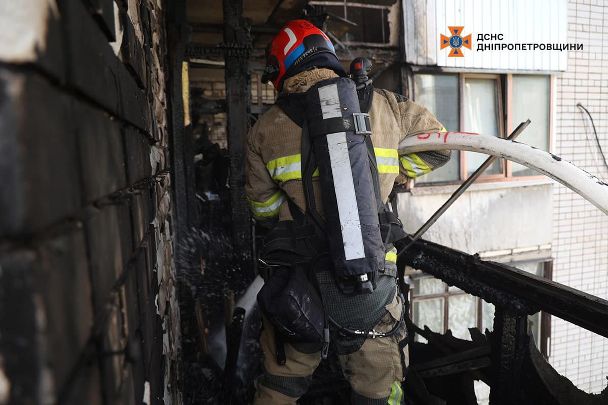 У Дніпрі сталася масштабна пожежа в багатоповерхівці: палали балкони з 5 по 9 поверх (фото, відео)