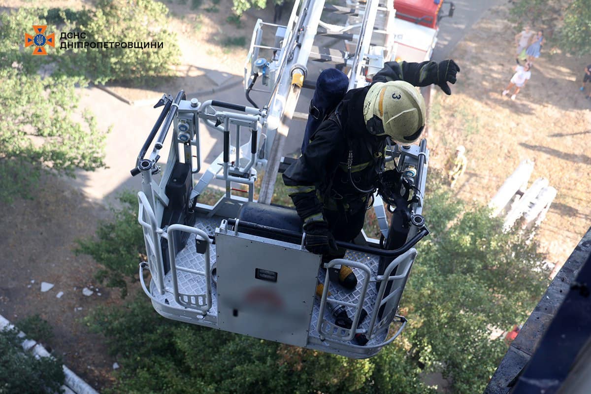 У Дніпрі сталася масштабна пожежа в багатоповерхівці: палали балкони з 5 по 9 поверх (фото, відео)