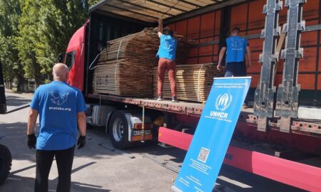 «Проліска» у Нікополі допомогла затулити вікна лікарні, передала матеріали ДСНС і місцевим мешканцям