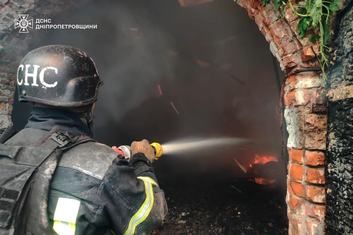 У Нікополі виникла масштабна пожежа внаслідок обстрілу