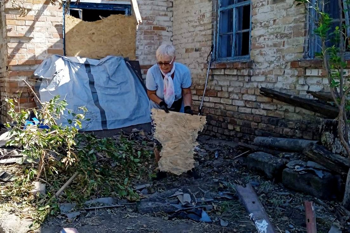 У Нікополі показали фото наслідків обстрілів за тиждень: комунальники допомагають мешканцям