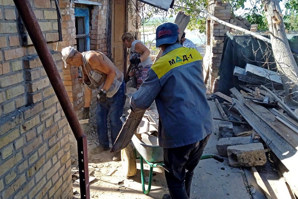 У Нікополі показали фото наслідків обстрілів за тиждень: комунальники допомагають мешканцям