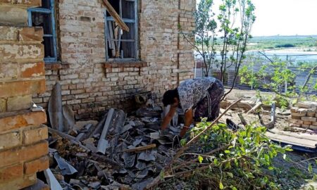 У Нікополі показали фото наслідків обстрілів за тиждень: комунальники допомагають мешканцям