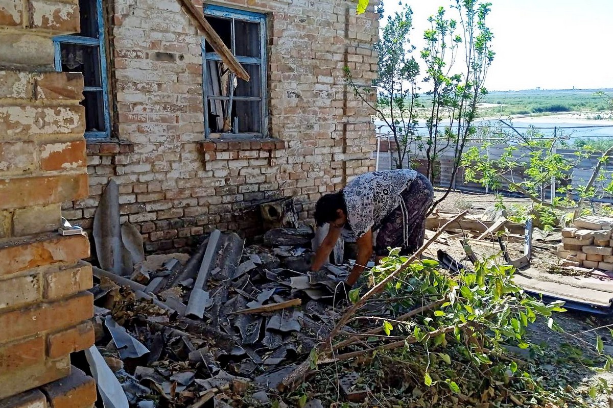 У Нікополі показали фото наслідків обстрілів за тиждень: комунальники допомагають мешканцям