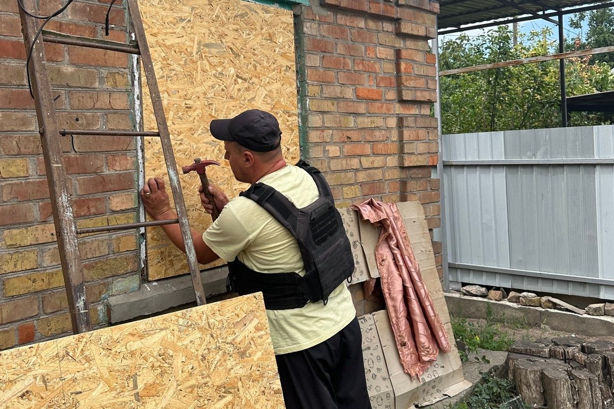 У Нікополі показали фото наслідків обстрілів за тиждень: комунальники допомагають мешканцям