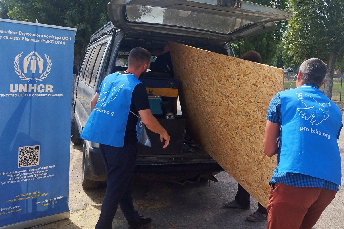 «Проліска» у Нікополі допомогла затулити вікна лікарні, передала матеріали ДСНС і місцевим мешканцям