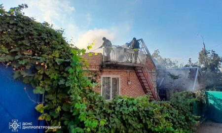 У Нікополі загорівся будинок внаслідок ворожого обстрілу