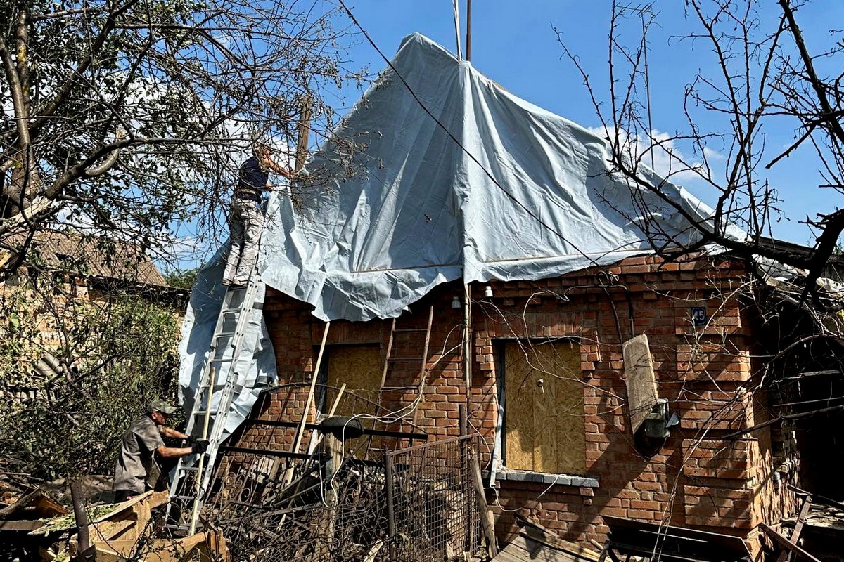 У Нікополі показали фото наслідків обстрілів за тиждень: комунальники допомагають мешканцям