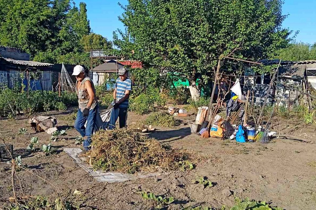 У Нікополі показали фото наслідків обстрілів за тиждень: комунальники допомагають мешканцям