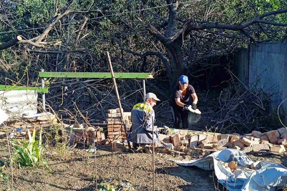 У Нікополі показали фото наслідків обстрілів за тиждень: комунальники допомагають мешканцям