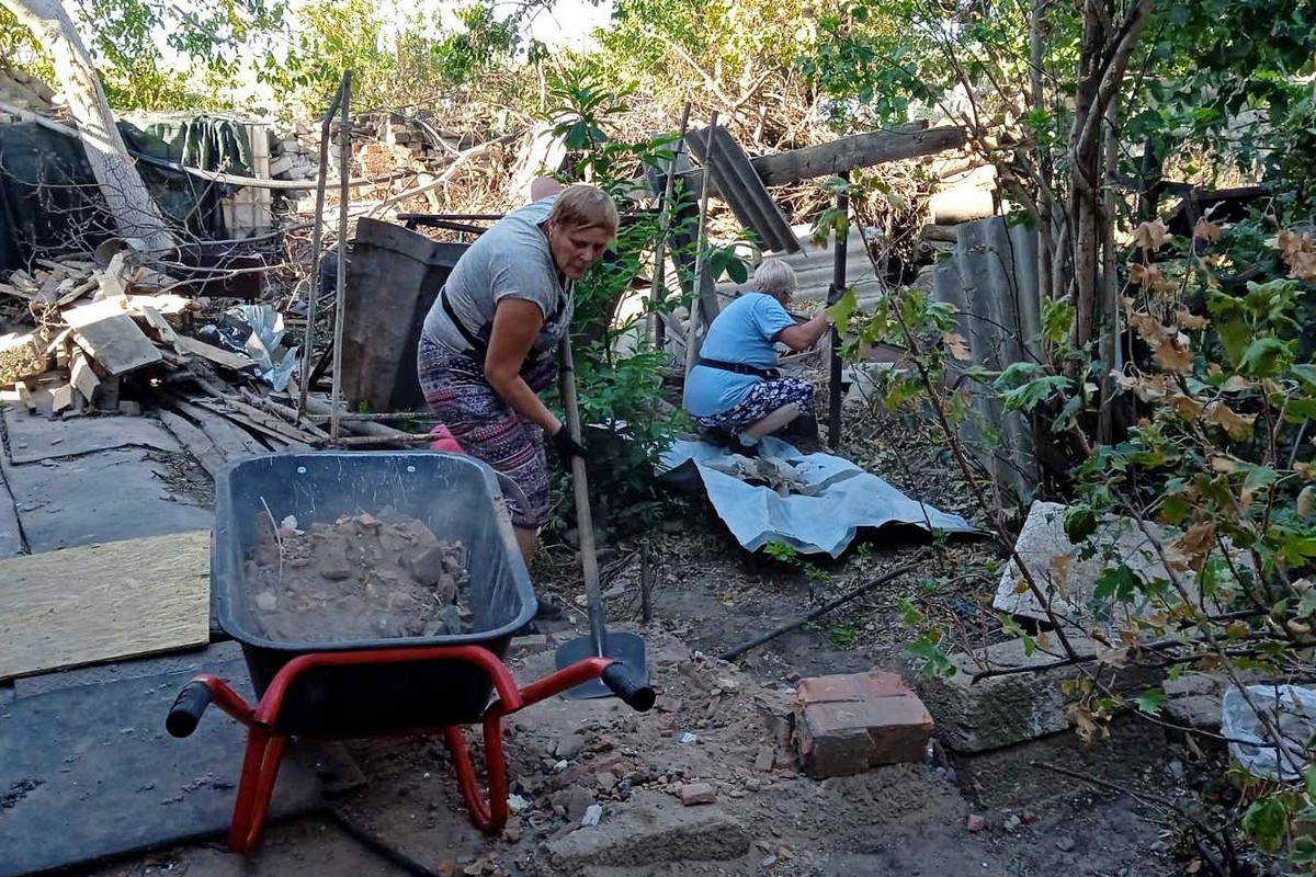 У Нікополі показали фото наслідків обстрілів за тиждень: комунальники допомагають мешканцям