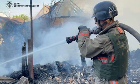 Ввечері ворог знову атакував Нікополь: зайнялися два будинки