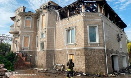 У Нікополі горів великий будинок внаслідок обстрілу 29 серпня