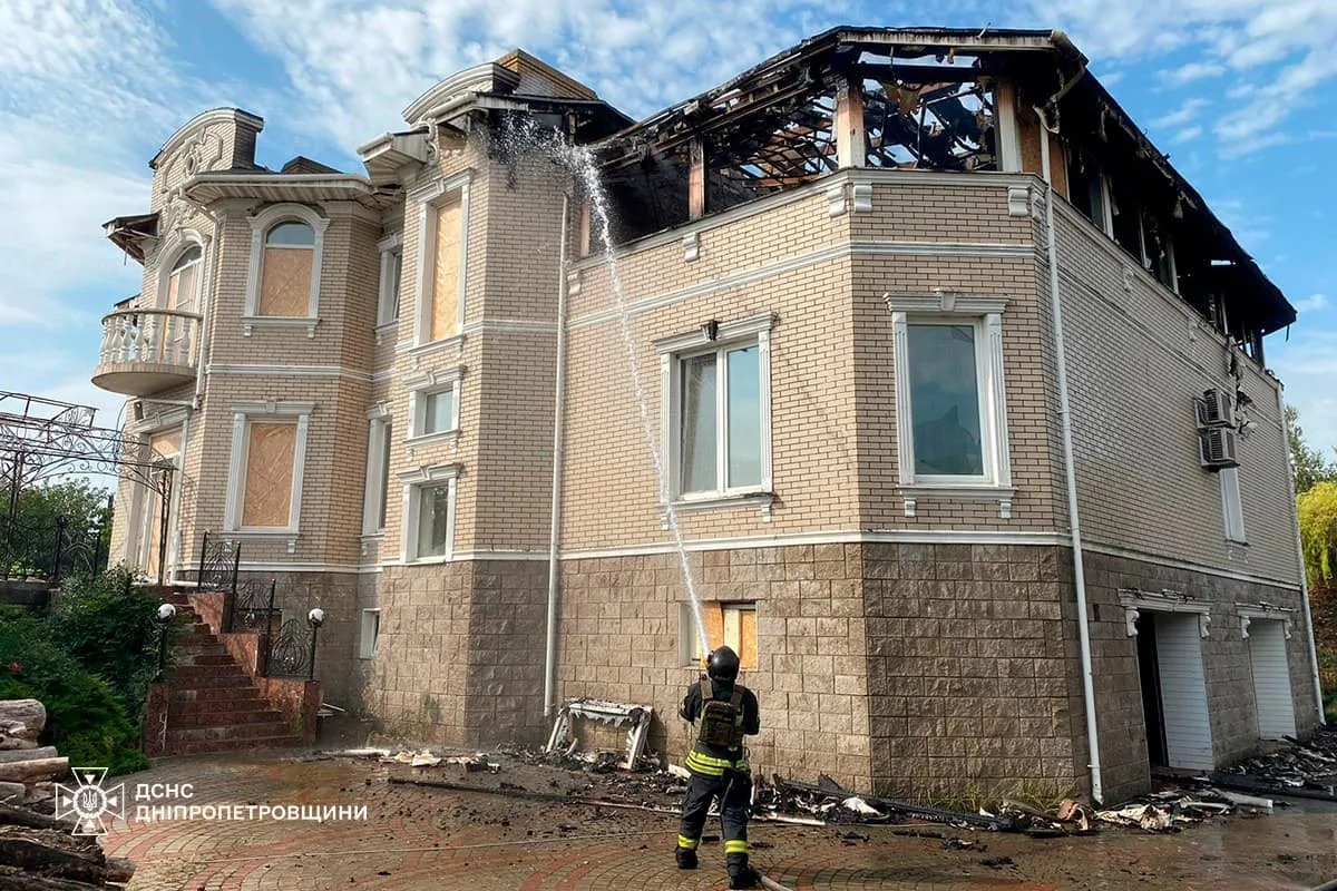 У Нікополі горів великий будинок внаслідок обстрілу 29 серпня