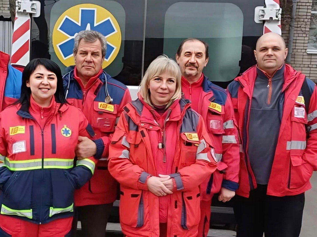 Голова Дніпропетровської облради Микола Лукашук подякував медикам «швидкої» Нікопольщини, які щодня працюють під обстрілами. Про це Микола Лукашук написав на своїй сторінці у Фейсбуці, передає Nikopolnews. Голова облради подякував медикам «швидкої» Нікопольщини Наші Герої екстреної допомоги! Вони працюють у Нікопольському районі, громади якого щодня і щоночі обстрілюються російськими окупантами, - написав посадовець Він зазначив, що через ворожі атаки постійно страждають цивільні мешканці району. Одними з перших на допомогу людям прибувають саме медики «екстренки». Окрему подяку Лукашук висловив лікарям, фельдшерам, медичним сестрам та водіям, які надавали допомогу людям під час одного з останніх масованих обстрілів Нікопольщини. Тоді від російських ударів загинув чоловік та постраждали 8 людей. Серед постраждалих була і дитина, яку працівники однієї з бригад оперативно доставили до обласної лікарні. Дякую бригадам Нікопольської станції ЕМД КП 