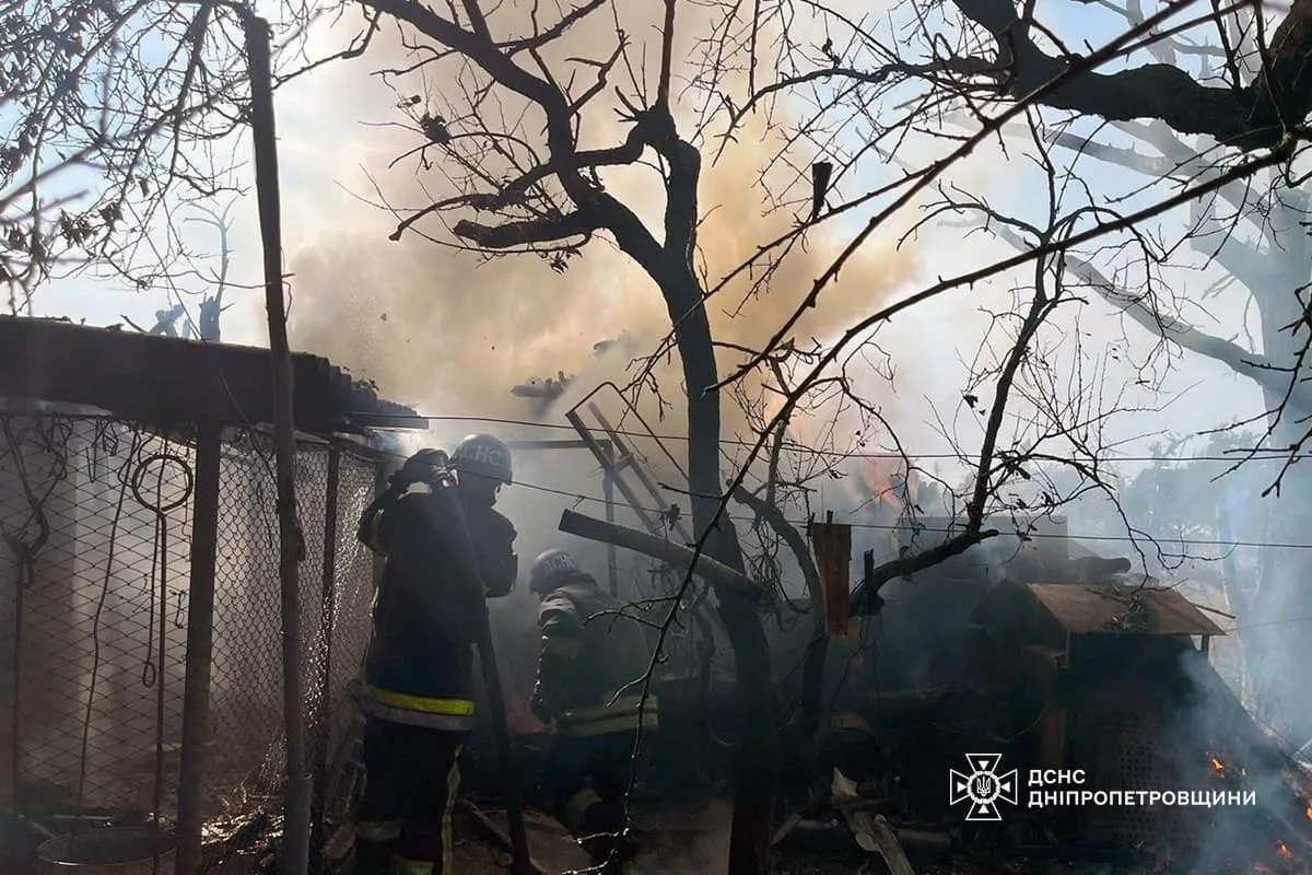 На Нікопольщині внаслідок ворожого обстрілу сталася пожежа у приватному домоволодінні