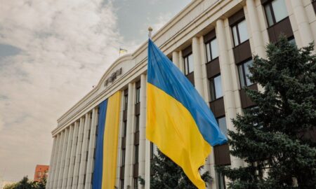 Біля Дніпропетровської ОВА урочисто підняли Державний прапор України (фото)