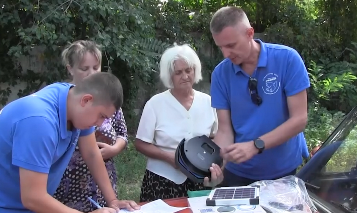 Як мешканцям Нікопольщини допомагають ліквідовувати наслідки обстрілів волонтери «Проліска» (відео)