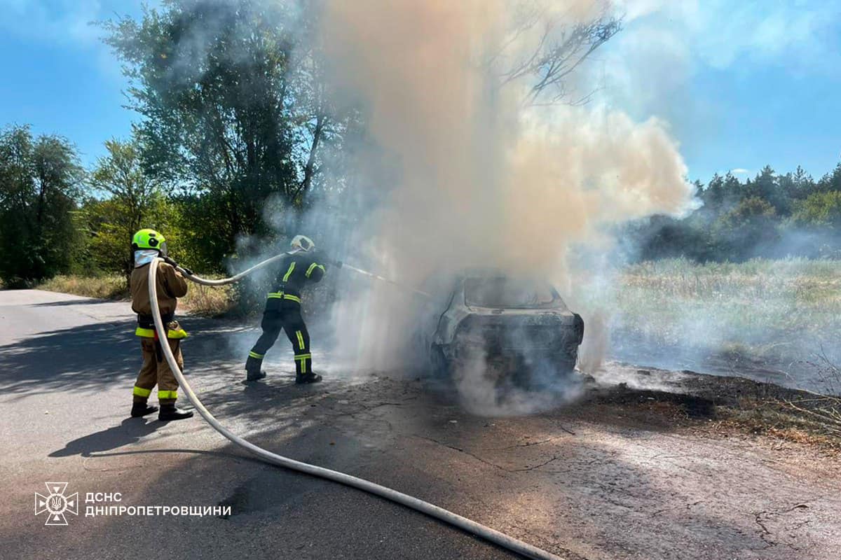 На Дніпропетровщині внаслідок ДТП загорівся автомобіль подробиці від рятувальників