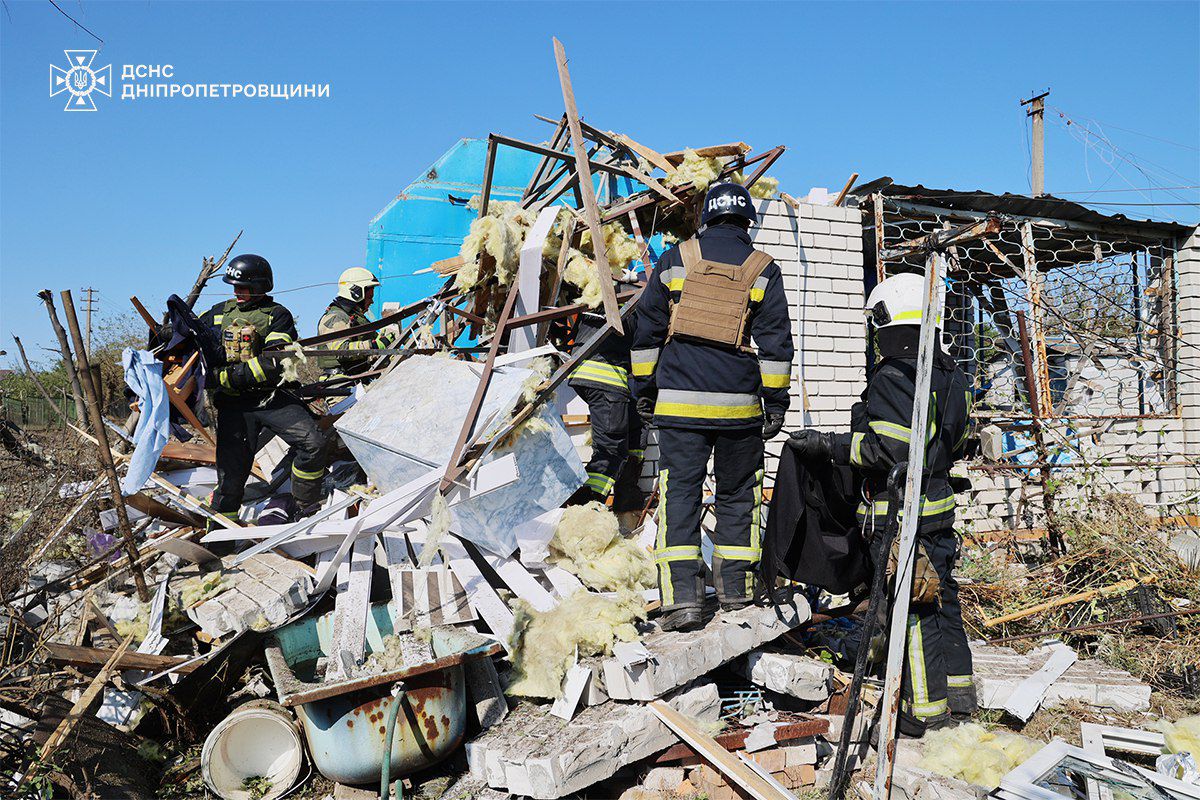 Наслідки ворожої атаки по Дніпропетровщині  показали рятувальники (фото) 2