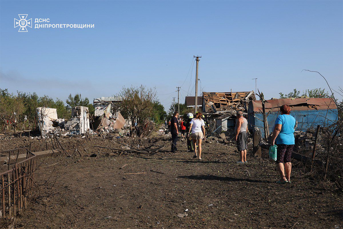 Наслідки ворожої атаки по Дніпропетровщині  показали рятувальники (фото) 6