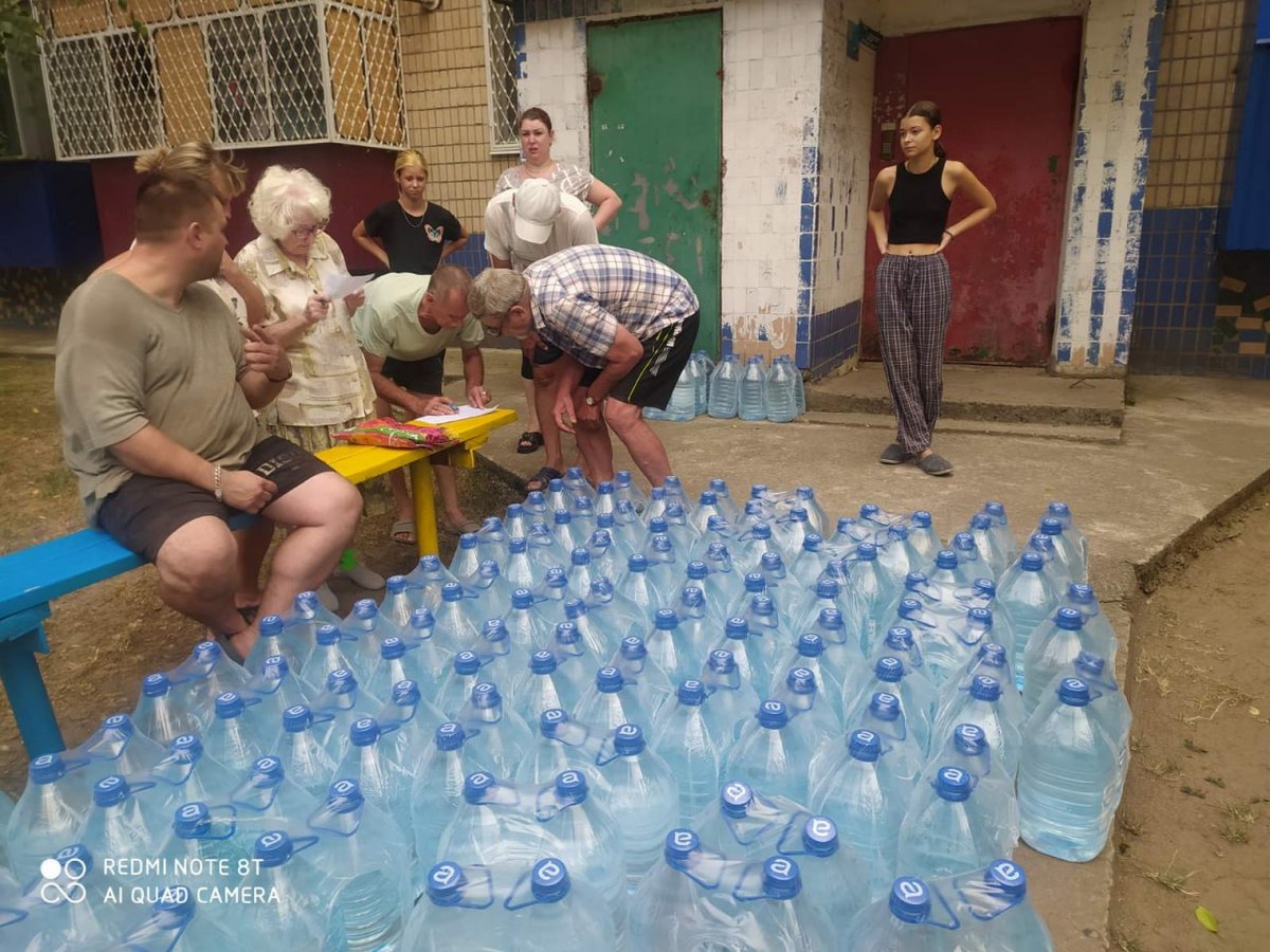 Протягом тижня мешканцям Марганецької громади видали 9828 пляшок води (фото)