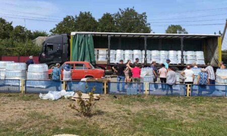 Томаківська громада отримала 67 тонн  бутильованої води від благодійників (фото)