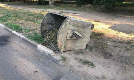 У Нікополі невідомі перевертають і псують сміттєві баки