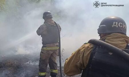 У Нікополі виникли дві пожежі внаслідок обстілів 3 серпня (фото)