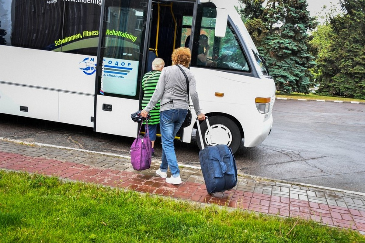 Безкоштовна евакуація з Нікополя: куди звертатися і скільки людей скористалися можливістю