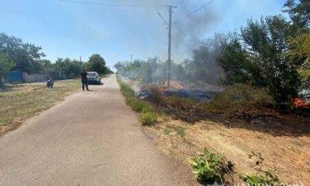 Горіла трава в центрі села, а чоловік не рухався: на Дніпропетровщині поліцейські врятували людину