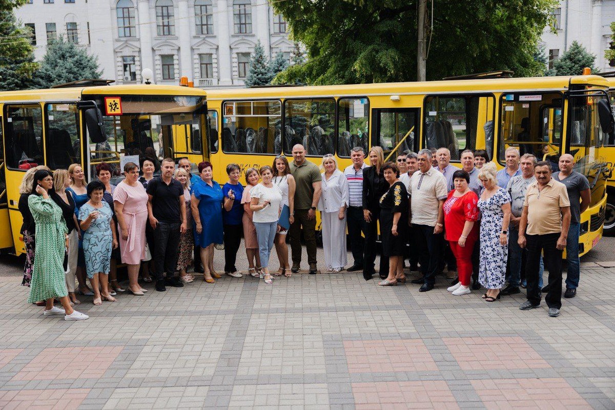 Громадам Дніпропетровщини передали 10 шкільних автобусів (фото)