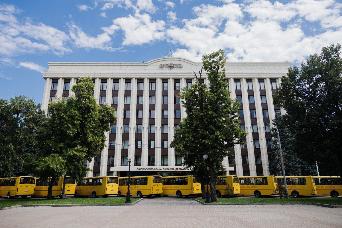 Громадам Дніпропетровщини передали 10 шкільних автобусів (фото)