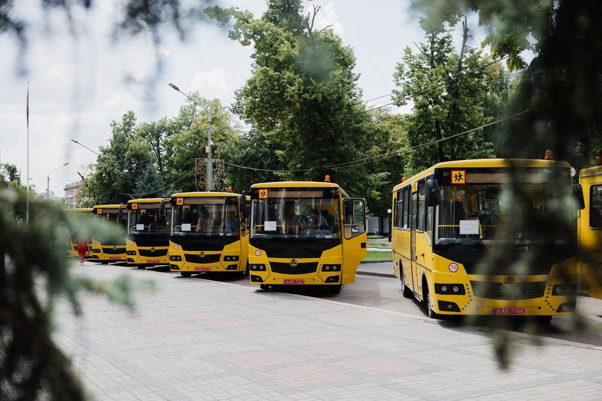 Громадам Дніпропетровщини передали 10 шкільних автобусів (фото)